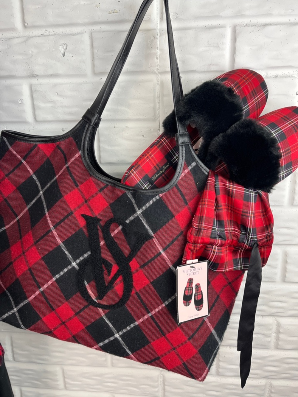 VICTORIA’S SECRET BUNDLE BLACK RED PLAID TOTE SLIPPERS NWT KNIT TOP PANTS SZ MD - Picture 2 of 16